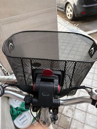 Bicicleta eléctrica de paseo con cesta