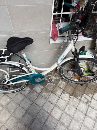 Bicicleta eléctrica de paseo con cesta