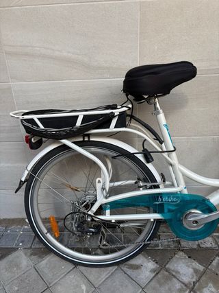 Bicicleta eléctrica de paseo con cesta