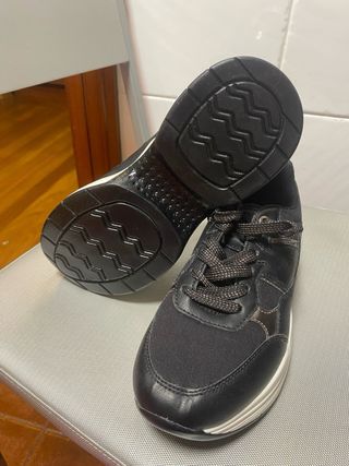Zapatillas negras con detalles plateados