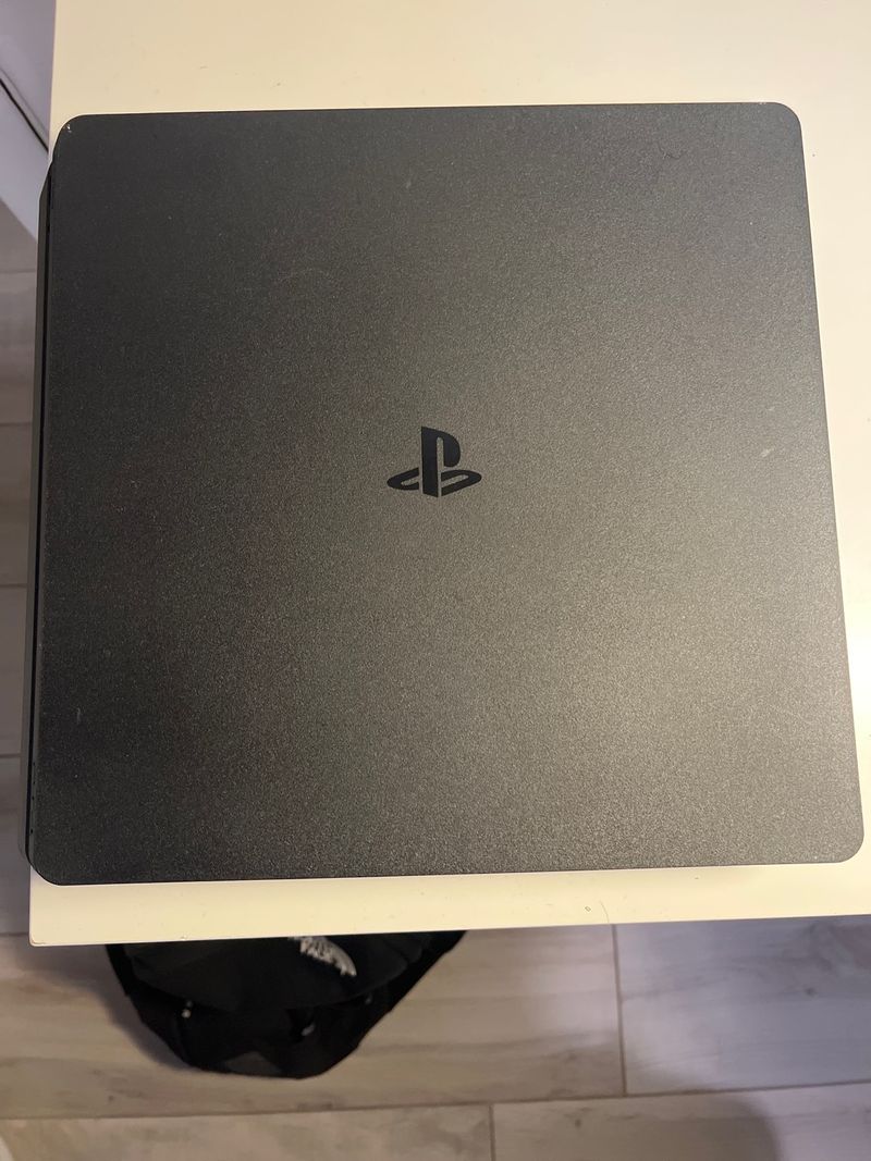 Playstation 4 PS4 Nera en Funcionamiento