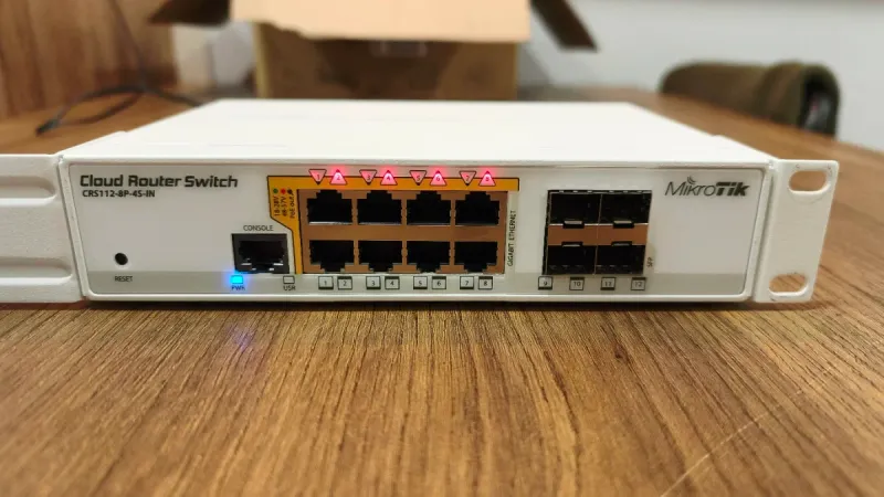 MikroTik CRS112-8P-4S-IN Cloud Router Switch afbeelding 2