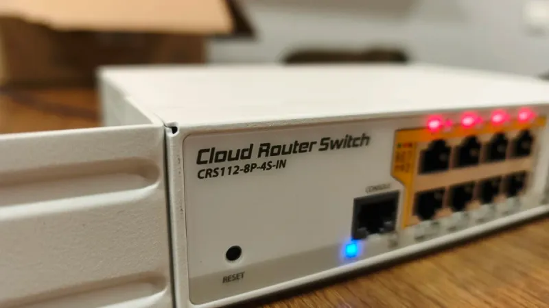MikroTik CRS112-8P-4S-IN Cloud Router Switch afbeelding 3