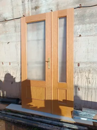Puerta doble de madera con cristal