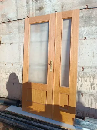 Puerta doble de madera con cristal
