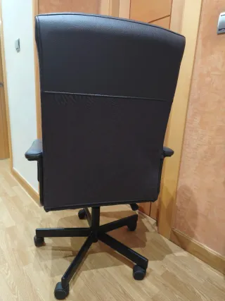 Silla de oficina negra