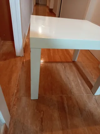 Mesita de madera cuadrada y blanca básica de Ikea.