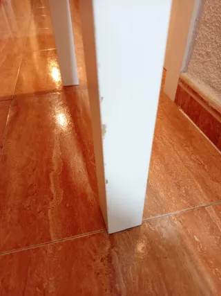 Mesita de madera cuadrada y blanca básica de Ikea.