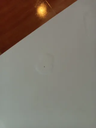 Mesita de madera cuadrada y blanca básica de Ikea.