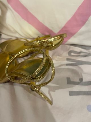 Tacones dorados Zara