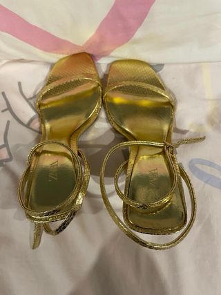 Tacones dorados Zara