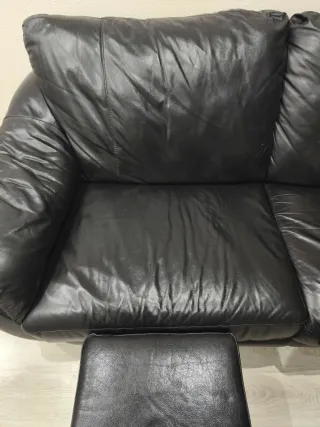 Sofá cama de piel de color negro