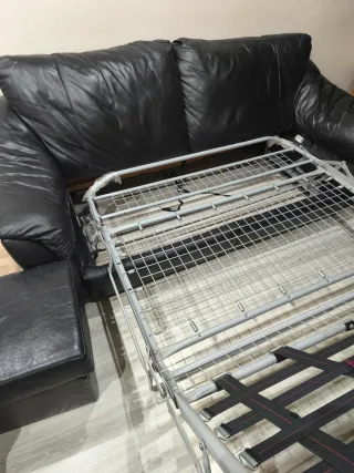 Sofá cama de piel de color negro