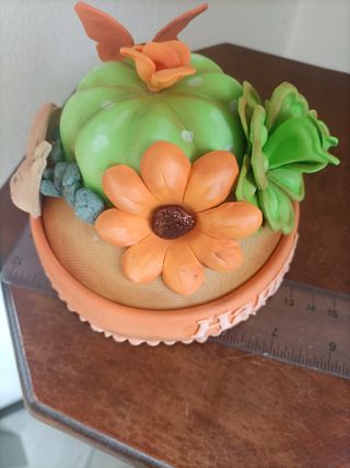 Piantina decorativa con fiori e farfalla