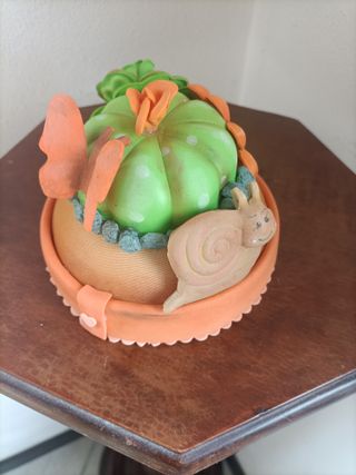 Piantina decorativa con fiori e farfalla