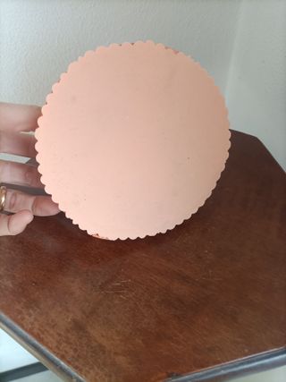 Piantina decorativa con fiori e farfalla