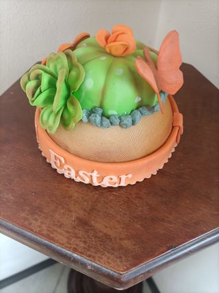 Piantina decorativa con fiori e farfalla