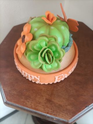 Piantina decorativa con fiori e farfalla