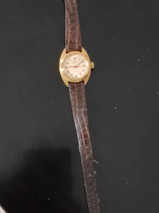 Reloj de señora Stellaris dorado