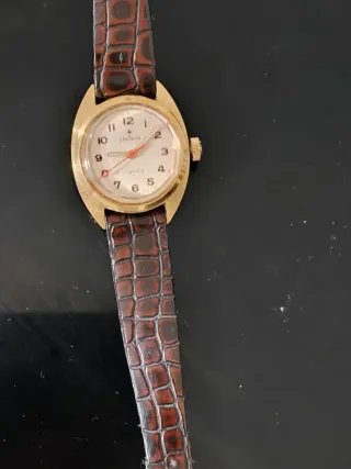 Reloj de señora Stellaris dorado