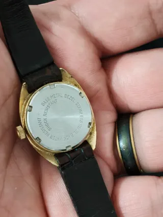 Reloj de señora Stellaris dorado