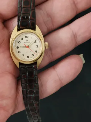 Reloj de señora Stellaris dorado
