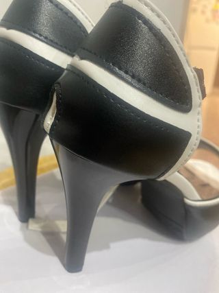 Zapatos de tacón negros y blancos talla 39
