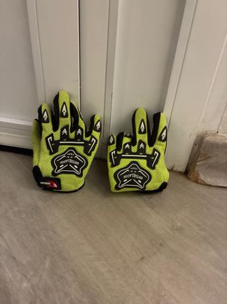 Casco, peto y guantes de motocross