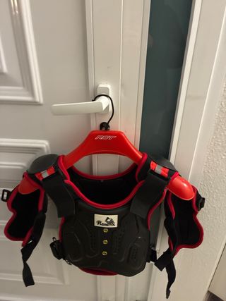 Casco, peto y guantes de motocross