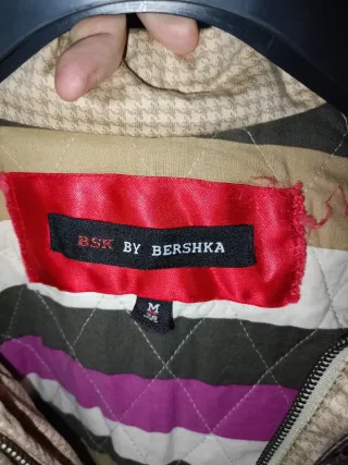 Chaqueta beige con capucha y pelo