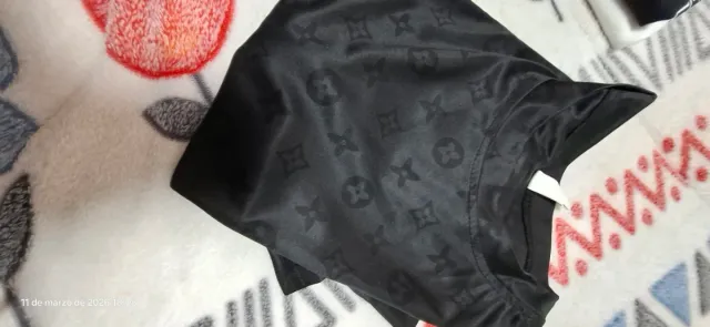 Camiseta negra con estampado tipo YVL,