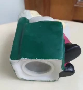 Hucha cerámica anciano sentado leyendo, mide 12 cm