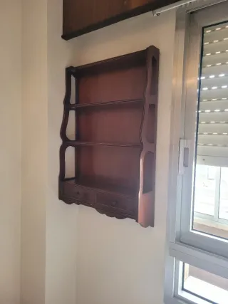 Estantería de madera con 3 baldas y 2 cajones