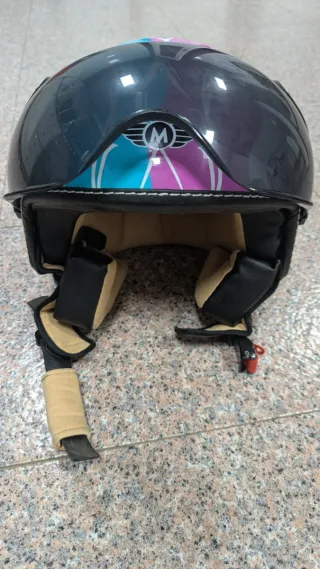 Casco de moto con flores y visera
