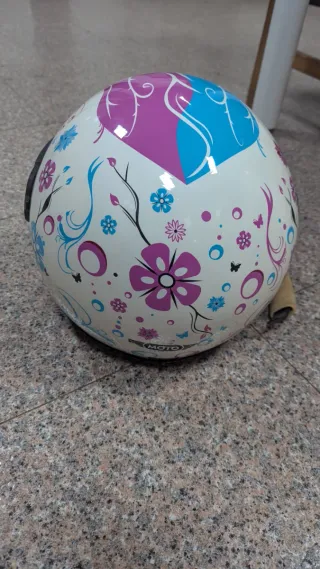 Casco de moto con flores y visera