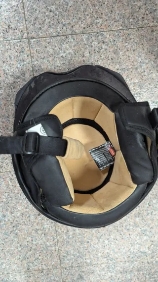 Casco de moto con flores y visera