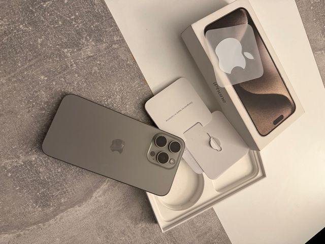 iPhone 15 Pro Max gris impecable 87% de carga