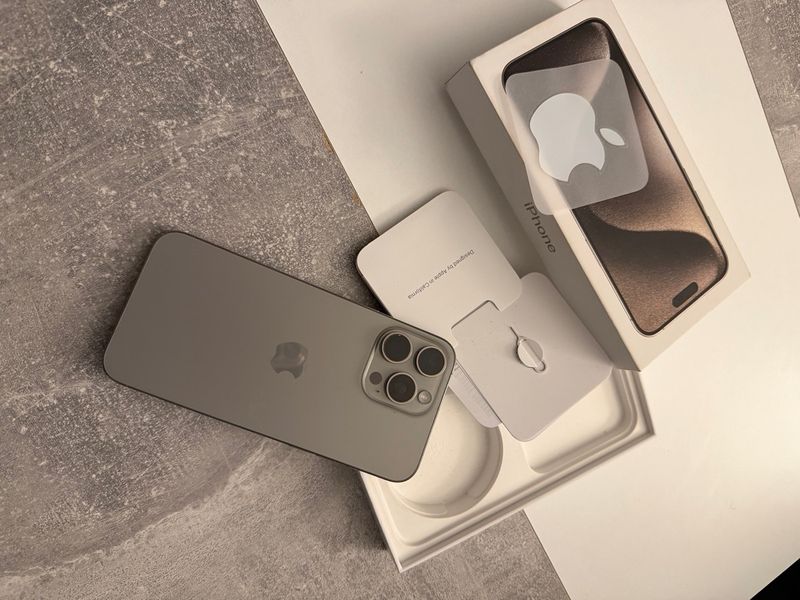 iPhone 15 Pro Max gris impecable 87% de carga
