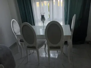 Mesa y 4 Sillas Comedor