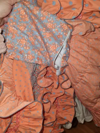 Traje de flamenca naranja y gris azulado