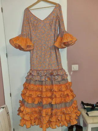 Traje de flamenca naranja y gris azulado