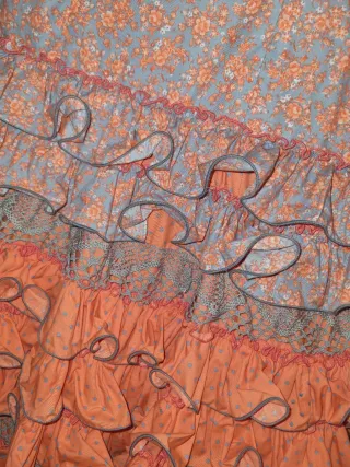 Traje de flamenca naranja y gris azulado