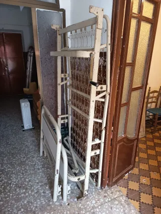 Cama articulada beige y marrón