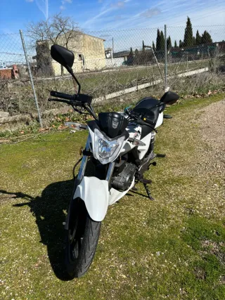 Generic Worx 125cc Naked Blanca y Negra