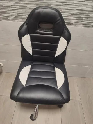 Silla de escritorio negra y blanca