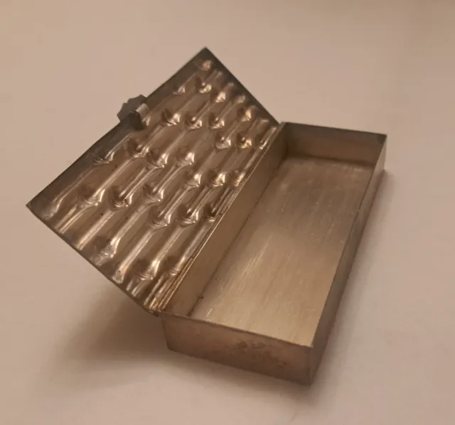 Elegante y antigua cajita de alpaca