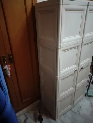 Armario escobero de plástico beige