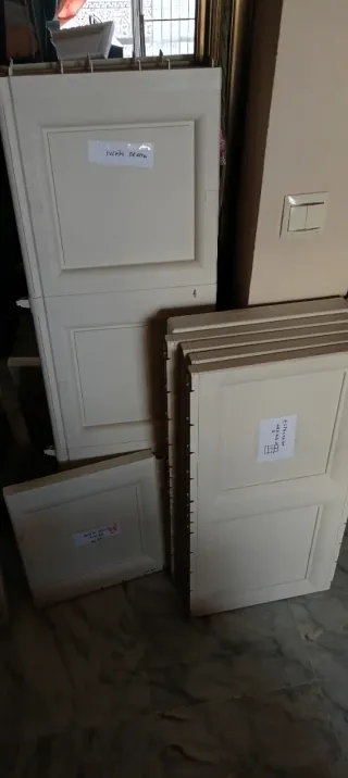 Armario escobero de plástico beige