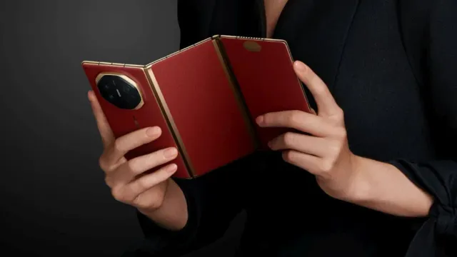 Huawei Mate XT Ultimate Trifold Dorado/Rojo