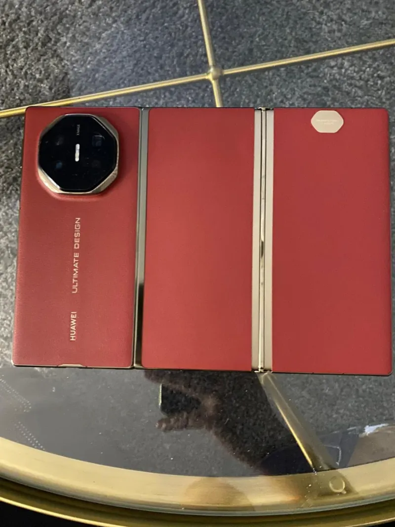 Huawei Mate XT Ultimate Trifold Dorado/Rojo afbeelding 4